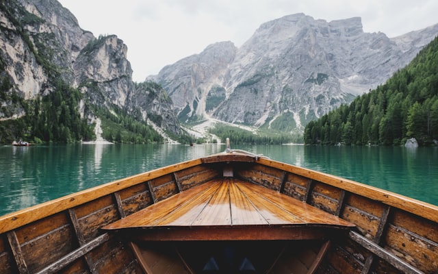 Carte et appareil photo pour préparer une bucket list de voyages à deux