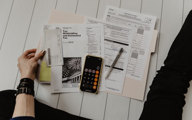 Documents financiers et calculatrice pour gérer un budget de couple