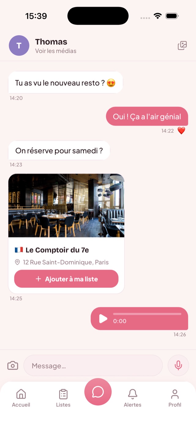 Écran de messagerie privée du couple dans DUO : conversation avec partage d'un restaurant et note vocale
